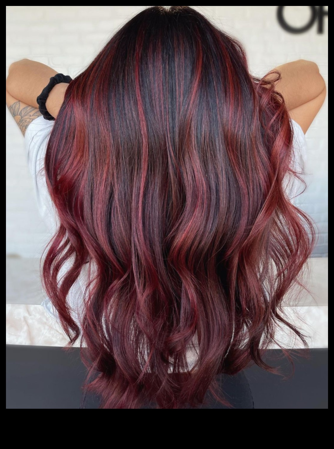 Flaming Elegance מדריך לתסרוקות אדומות וערמוניות למגע של דרמה 4 אלגנטיות בוערת: תסרוקות אדומות וערמוניות למגע של דרמה