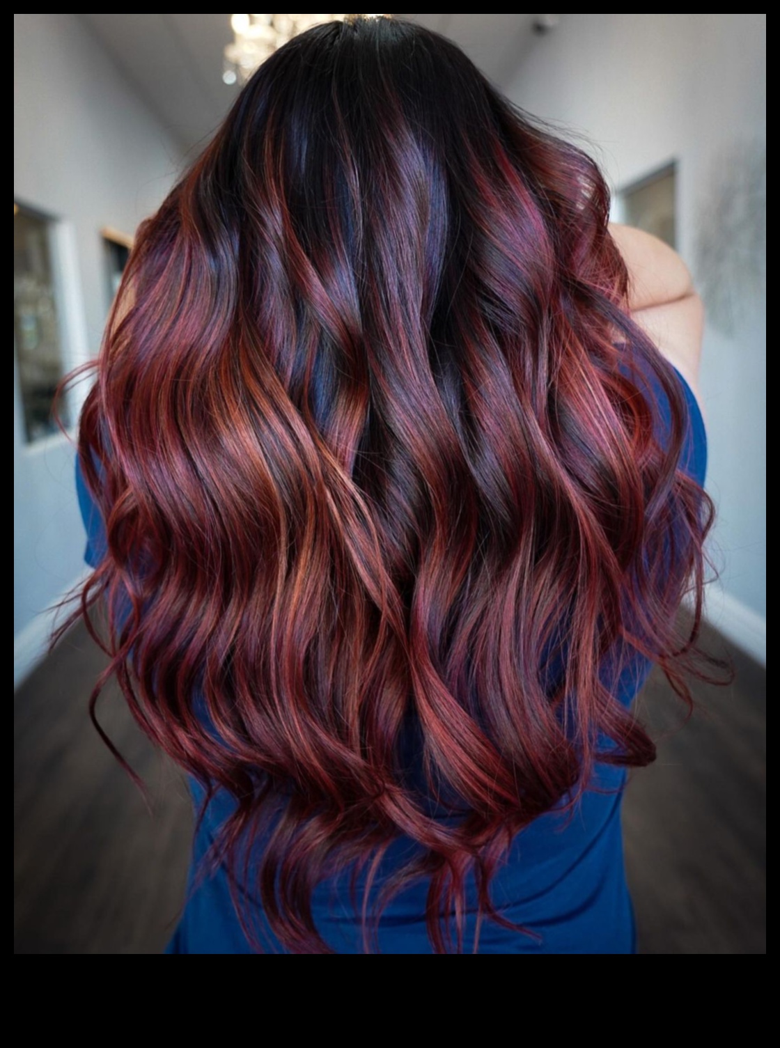 Flaming Elegance מדריך לתסרוקות אדומות וערמוניות למגע של דרמה 3 אלגנטיות בוערת: תסרוקות אדומות וערמוניות למגע של דרמה