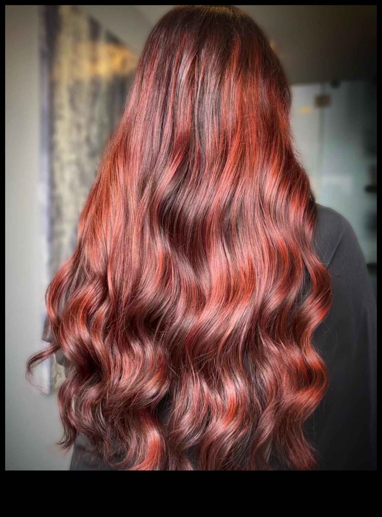 Flaming Elegance מדריך לתסרוקות אדומות וערמוניות למגע של דרמה 2 אלגנטיות בוערת: תסרוקות אדומות וערמוניות למגע של דרמה