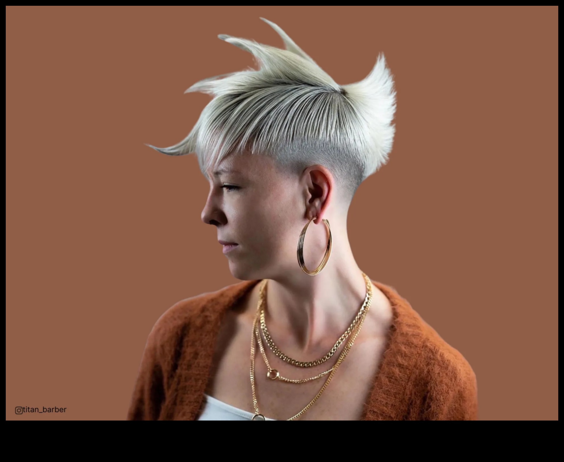 Edgy Elegance הדרך המודרנית לרוק תספורות קצרות עם גישה 3 המשך אלגנטיות אדג'ית: תספורות קצרות מתנדנדות עם אטיטיוד