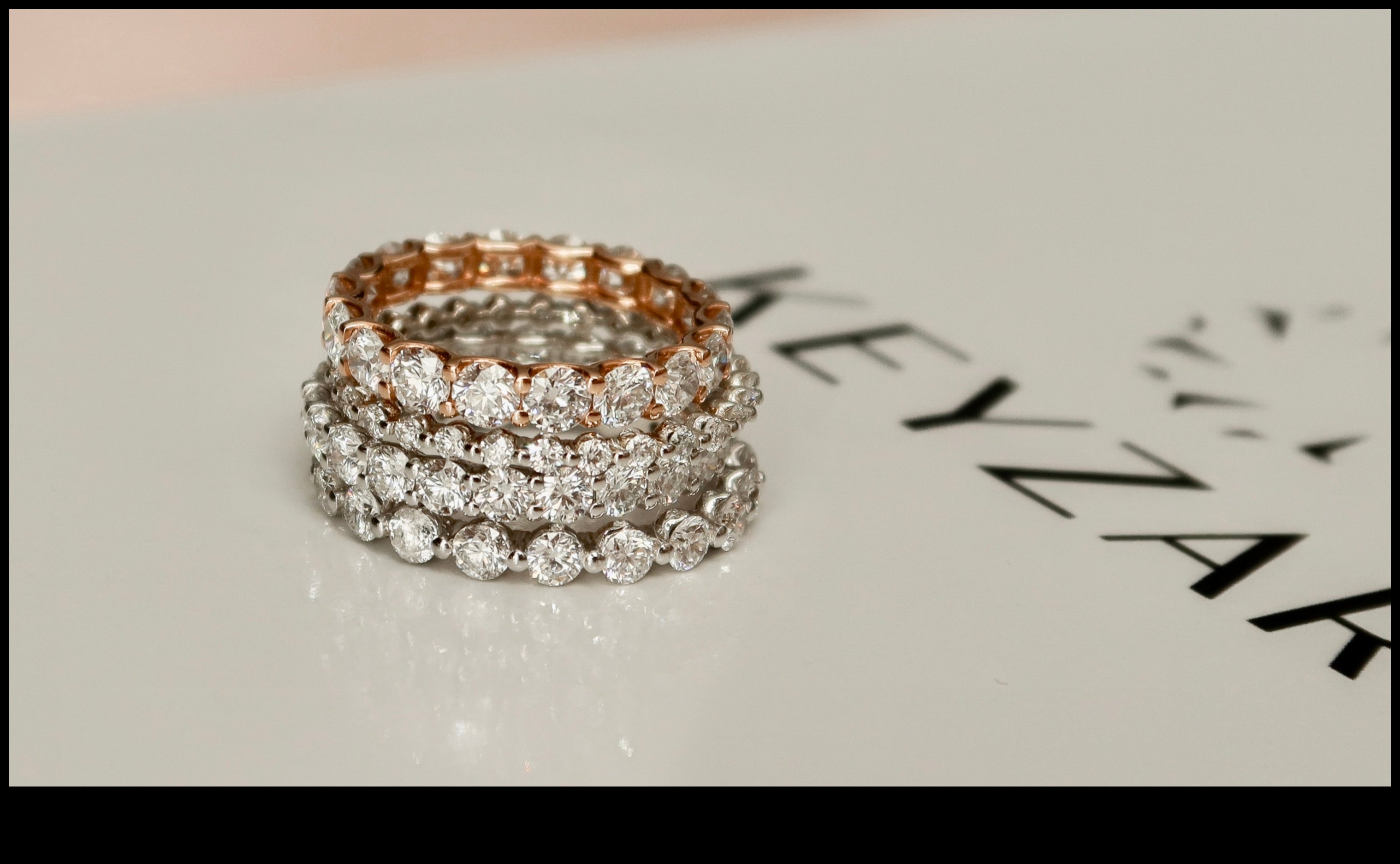 אלגנטיות נצחית גלה את האומנות מאחורי הטבעות הנצחיות שלנו. 4 אלגנטיות נצחית: גלה אומנות בטבעות הנצחיות שלנו