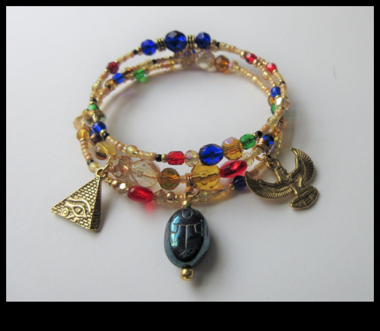 Regal Reverie אוסף צמידים לקסום החושים שלך 3 Regal Reverie: חלום בפאר קורן עם מבחר הצמידים שלנו